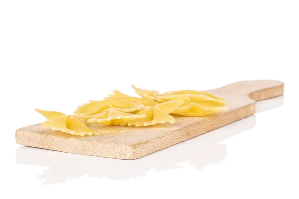 Mycket Hela Gul Pasta Farfalle Trä Skärbräda Isolerad Vit Bakgrund — Stockfoto