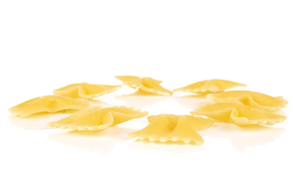 Skupina Osmi Celé Žluté Těstoviny Farfalle Izolované Bílém Pozadí — Stock fotografie