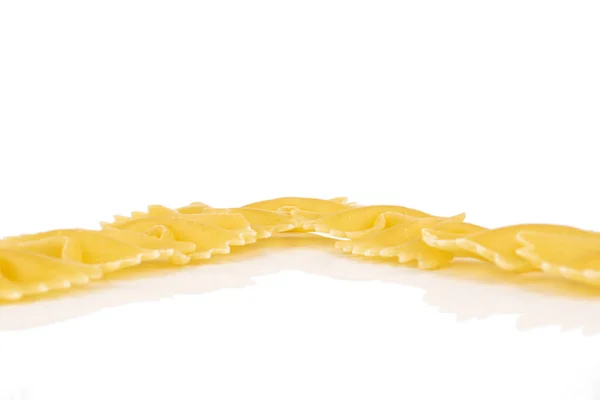 Spousta Celé Žluté Těstoviny Farfalle Izolované Bílém Pozadí — Stock fotografie