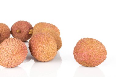 Beyaz arka planda 7 kişilik taze liçi grubu izole edildi.