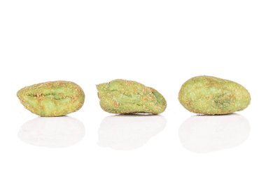 Beyaz arka planda izole edilmiş üç büyük wasabi yeşil fıstığı grubu.