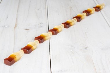 Sekizli bir grup tatlı jöle kola beyaz ahşap üzerinde
