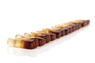 Beyaz arka planda bir sürü tatlı jöleli kola izole edilmiş.