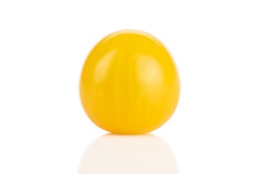 Beyaz arka planda izole edilmiş taze sarı domates.