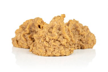 Beyaz arka planda çikolatalı ev yapımı kahverengi hindistan cevizli bisküvi grubu.