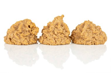 Beyaz arka planda çikolatalı ev yapımı kahverengi hindistan cevizli bisküvi grubu.