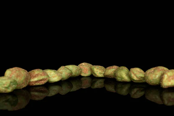Lote Amendoim Verde Wasabi Inteiro Isolado Vidro Preto — Fotografia de Stock