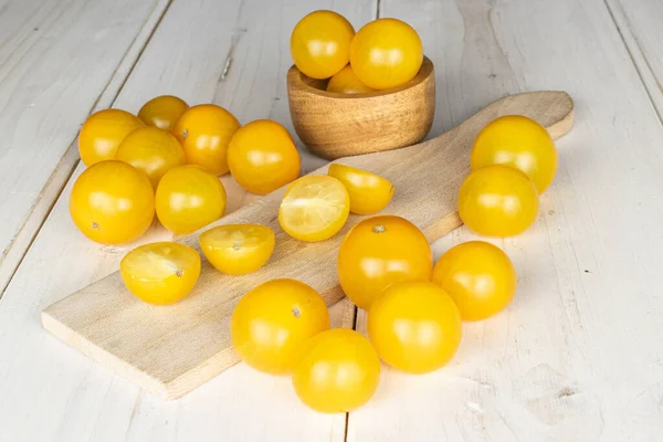 Group Lot Whole Four Halves Fresh Yellow Tomato Wooden Cutting — Stock Photo, Image