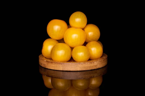 Lote Tomate Amarelo Fresco Inteiro Montanha Russa Bambu Redonda Isolada — Fotografia de Stock