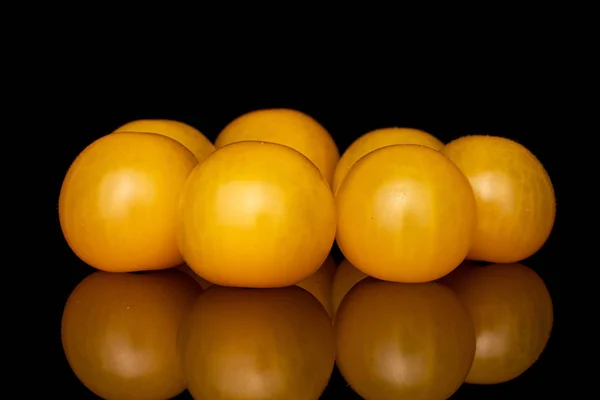 Grupo Sete Tomate Amarelo Fresco Inteiro Isolado Vidro Preto — Fotografia de Stock