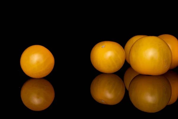 Grupo Cinco Tomates Amarillos Frescos Enteros Aislados Vidrio Negro —  Fotos de Stock