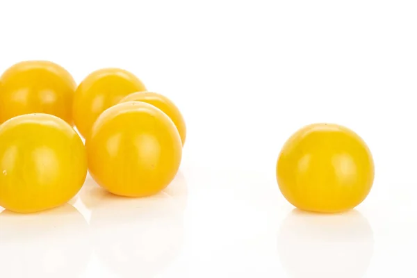 Grupo Seis Tomates Amarelos Inteiros Isolados Sobre Fundo Branco — Fotografia de Stock
