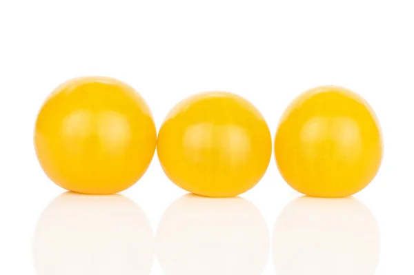 Grupa Trzech Całych Świeżych Żółtych Pomidorów Izolowanych Białym Tle — Zdjęcie stockowe