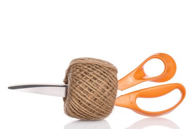 Beyaz üzerinde izole edilmiş makaslı bir iplik makarası.