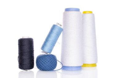 Beş iplik makarasından oluşan grup beyazda izole edildi