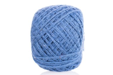 Bir mavi iplik makarası beyaza izole edilmiş.