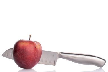 Beyaz üzerine izole edilmiş kırmızı bir elma ve Santoku bıçağı.