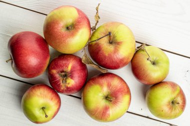 Beyaz ağaçta bir sürü taze elma var.