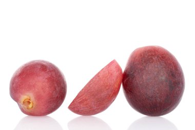 Beyaz üzerine izole edilmiş iki tam yarım taze kırmızı üzüm grubu.