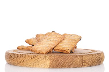 Kuru üzümlü ve beyaz tenli bir sürü kare kurabiye.