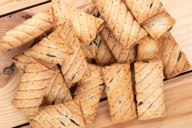 Kuru üzümlü bir sürü kare kurabiye.