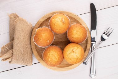 Beş kişilik bir grup küçük pişmiş kek kahvaltısı.