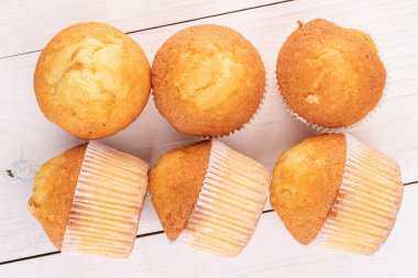 Beyaz ahşap üzerinde altı küçük kekten oluşan bir grup