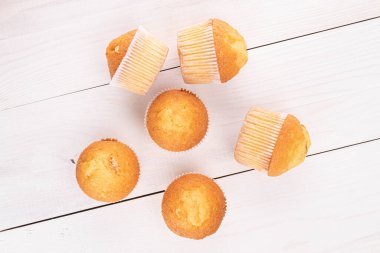 Beyaz ahşap üzerinde altı küçük kekten oluşan bir grup