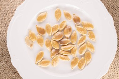 Bir sürü altın kabak tohumu tabaklarda