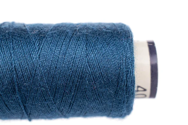 白い糸の上に隔離された青い糸のスプール — ストック写真