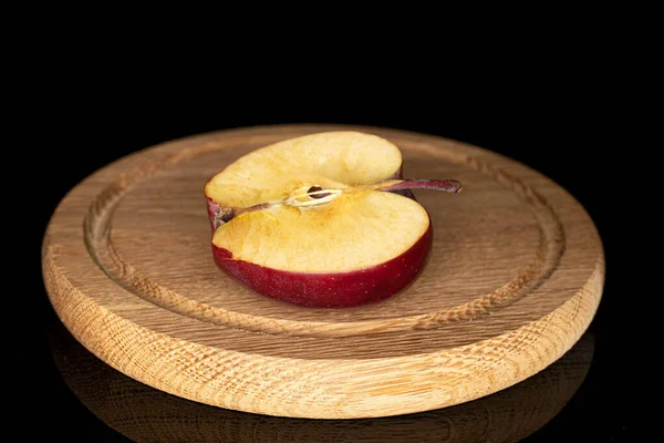 Eine Hälfte Roter Köstlicher Apfel Auf Holzteller Isoliert Auf Schwarzem — Stockfoto