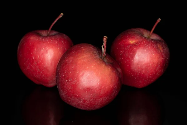 Grupo Três Maçã Deliciosa Vermelha Inteira Isolada Vidro Preto — Fotografia de Stock