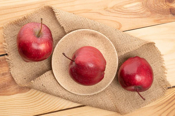 Gruppe Von Drei Ganzen Roten Köstlichen Apfel Auf Keramikteller Auf — Stockfoto