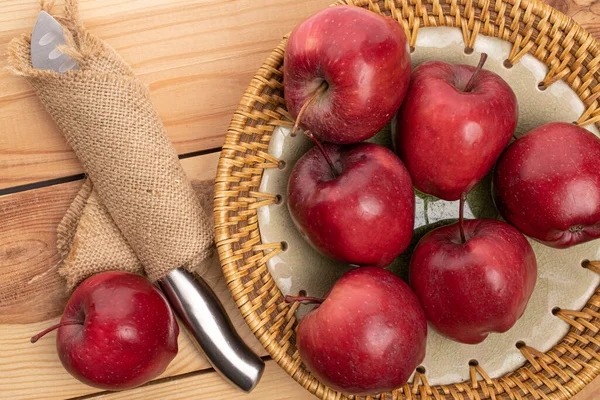 Menge Ganz Roter Köstlicher Apfel Auf Teller Mit Flechtkante Mit — Stockfoto