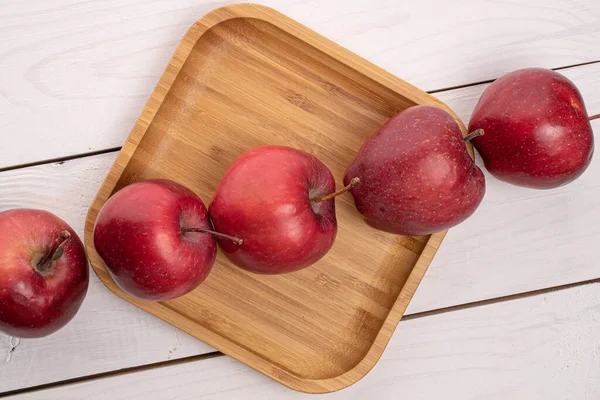 Gruppe Von Fünf Ganzen Roten Köstlichen Apfel Auf Einem Quadratischen — Stockfoto