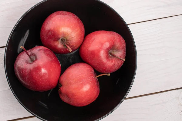 Gruppe Von Vier Ganzen Roten Köstlichen Äpfeln Dunkler Schale Auf — Stockfoto