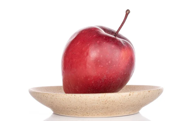 Ein Ganzer Roter Köstlicher Apfel Auf Keramikteller Isoliert Auf Weißem — Stockfoto