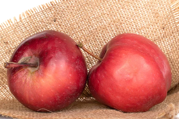 Gruppe Von Zwei Ganzen Roten Köstlichen Apfel Auf Jutetuch Isoliert — Stockfoto