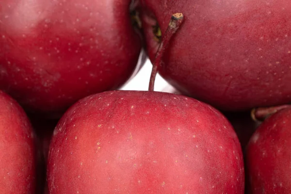 Gruppe Von Fünf Ganzen Roten Köstlichen Apfel Nahaufnahme Isoliert Auf — Stockfoto