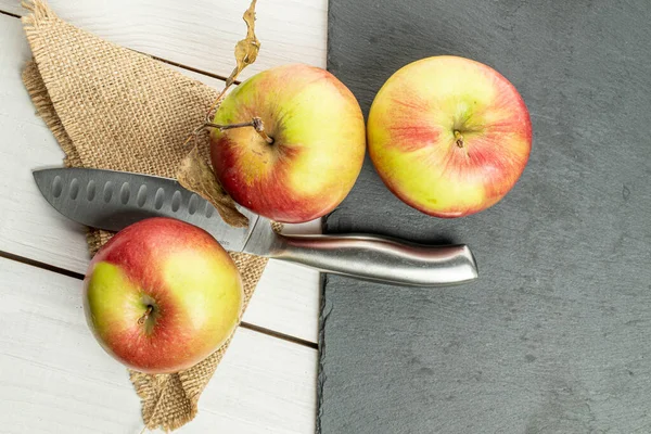 Gruppe Dreier Frischer Gartenapfel Auf Grauem Stein Mit Santokumesser Auf — Stockfoto