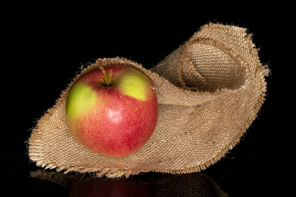 Ein Ganzer Frischer Gartenapfel Auf Jutetuch Isoliert Auf Schwarzem Glas — Stockfoto