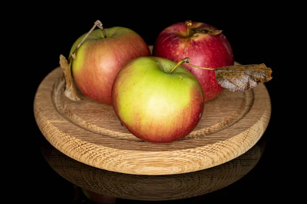 Gruppe Von Drei Ganzen Frischen Gartenapfel Auf Holzteller Isoliert Auf — Stockfoto