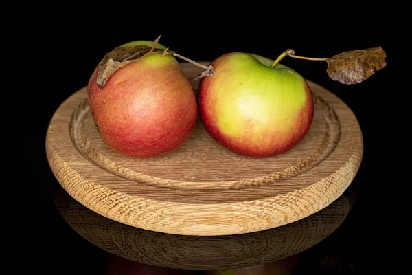 Gruppe Von Zwei Ganzen Frischen Gartenapfel Auf Holzteller Isoliert Auf — Stockfoto