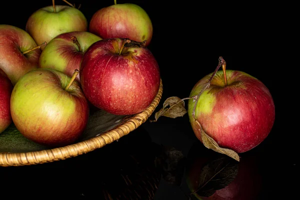 Viel Frischer Gartenapfel Auf Teller Mit Geflochtenem Rand Isoliert Auf — Stockfoto