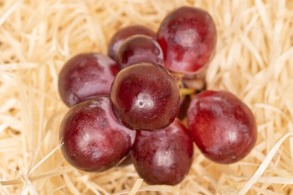 Lot Whole Fresh Red Globe Grape Straw Mat — Stock Photo, Image