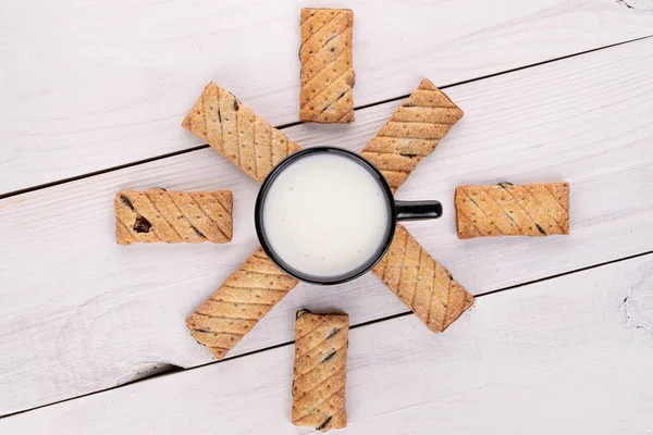 Mucha Galleta Entera Hojaldre Cuadrada Con Pasas Con Taza Leche —  Fotos de Stock