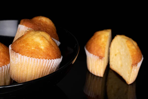 Skupina Tří Celých Dvou Polovin Malých Pečených Muffinů Izolovaných Černém — Stock fotografie