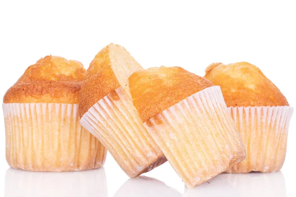 Grupp Två Hela Små Bakade Muffins Skivad Isolerad Vit — Stockfoto