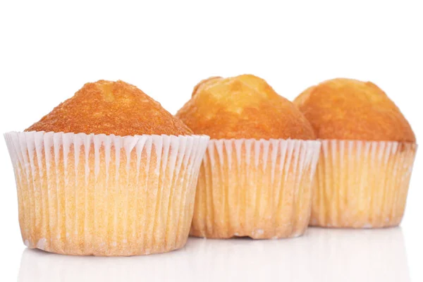 Gruppo Tre Piccoli Muffin Forno Interi Fila Isolati Bianco — Foto Stock