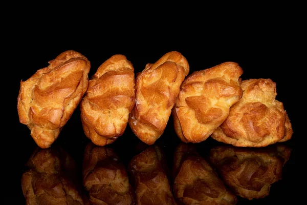 Groep Van Vijf Hele Vers Gebakken Profiterole Rij Geïsoleerd Zwart — Stockfoto